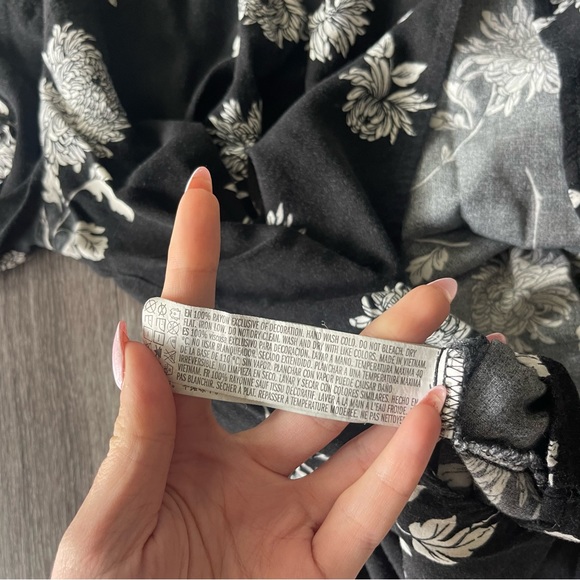 Forever 21 Black Floral Flowy Top - Picture 5 of 6